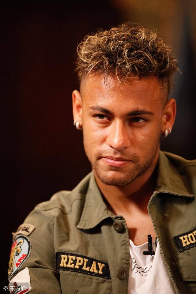 虽然他的个 虽然他的个