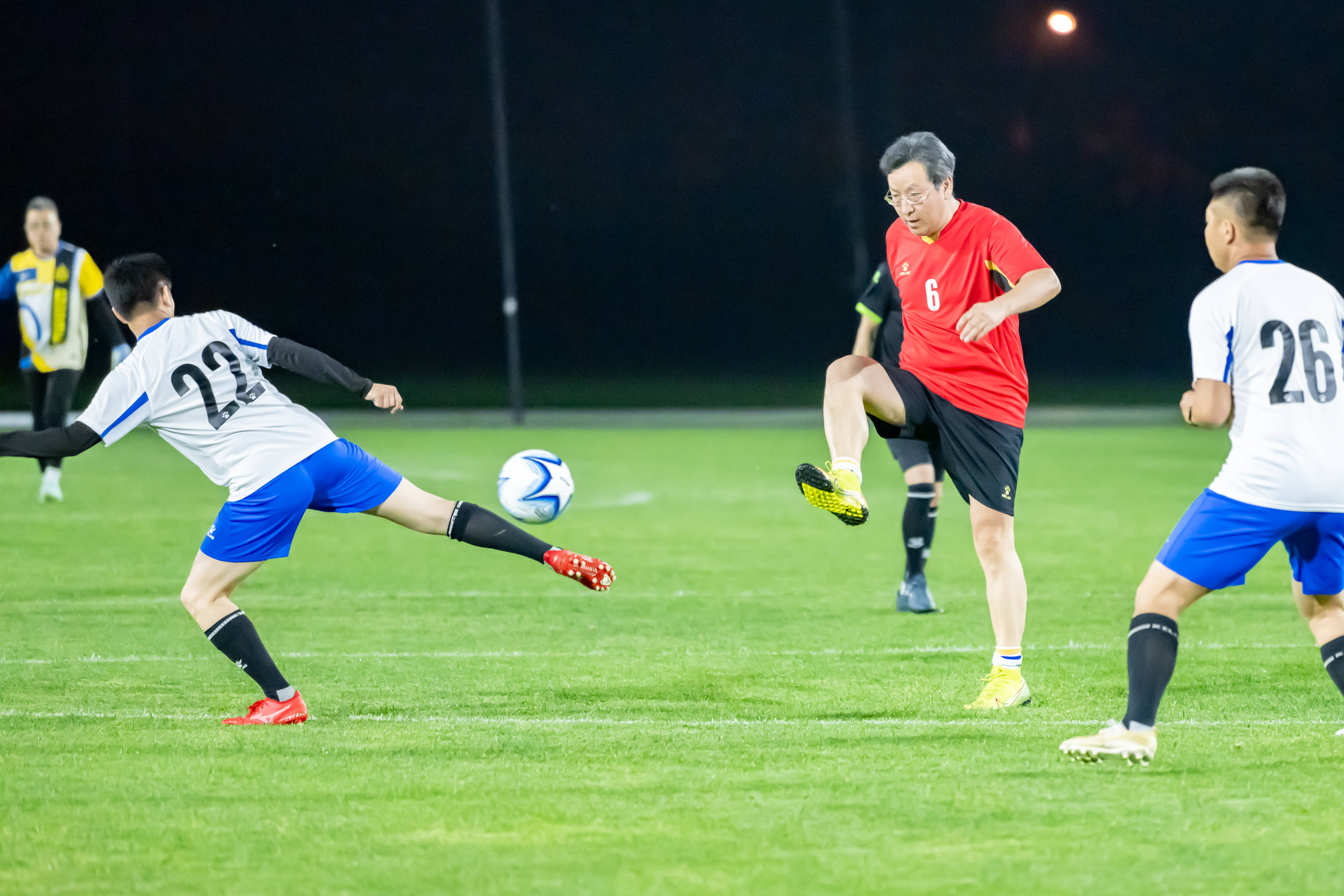 限制他们的 限制他们的